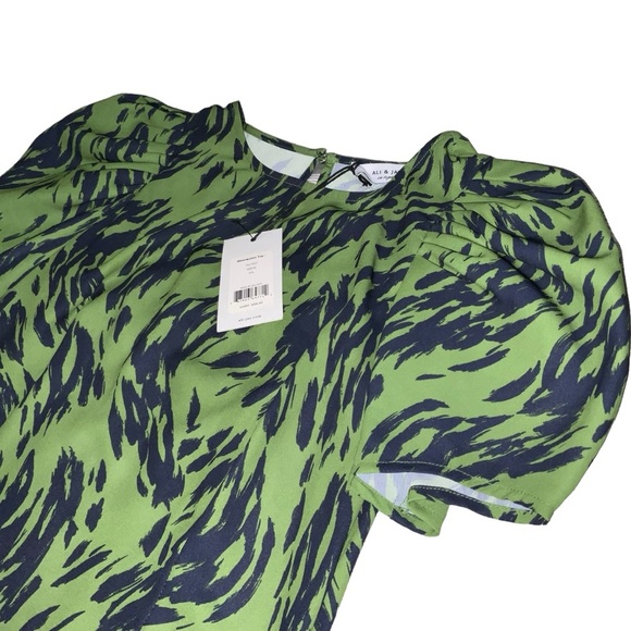 ALI & JAY Los Angeles Abstract Green Navy Print Puff Sleeve Top - Picture 8 of 11